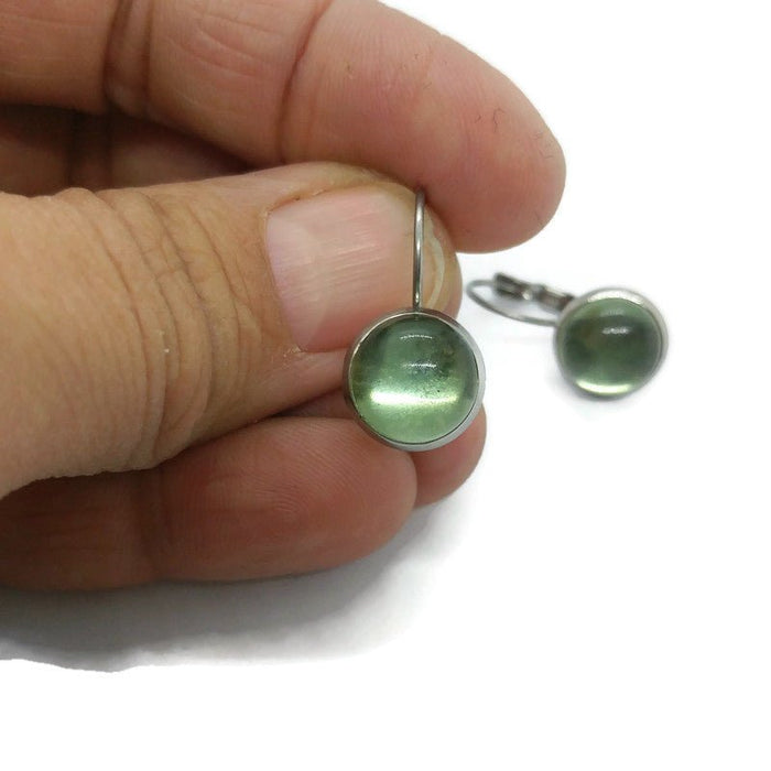 Boucles d'oreille leviers vert pâle lustré, verre recyclé