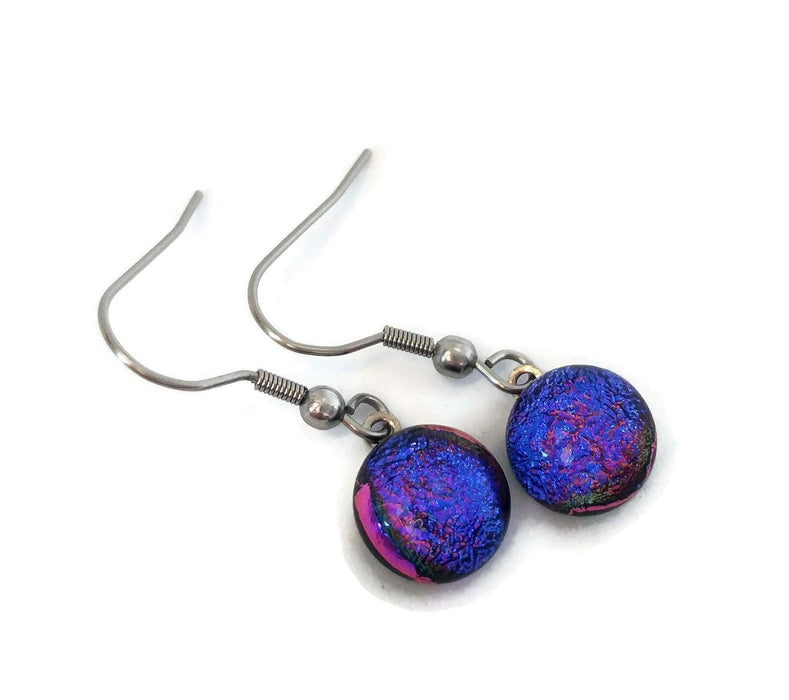 Boucles d'oreille mauve avec reflets bleus, pendantes en verre fusion - Bijoux Le fil d'Ariane