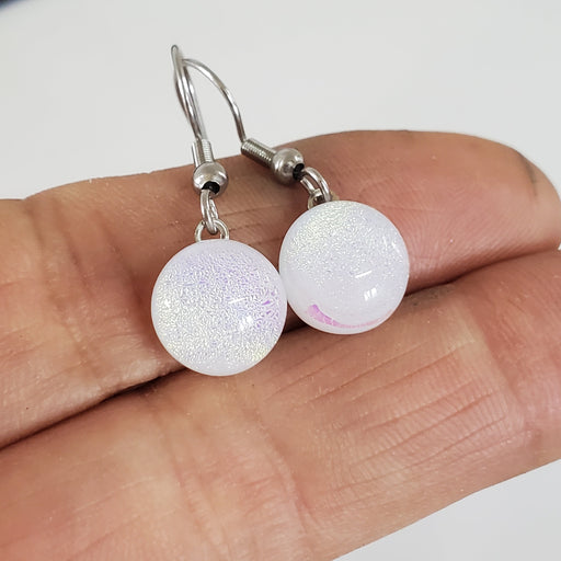 Boucles d'oreille vert-doré et blanc, pendantes en verre fusion - Bijoux Le fil d'Ariane