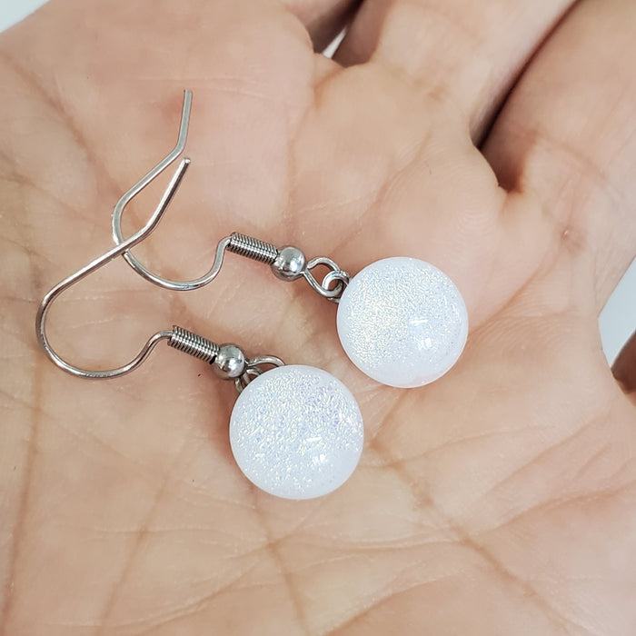 Boucles d'oreille vert-doré et blanc, pendantes en verre fusion - Bijoux Le fil d'Ariane