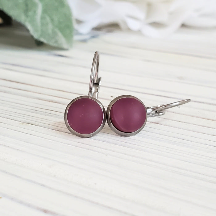 Boucles leviers prune opaque, mat ou lustré, verre fusion - Bijoux Le fil d'Ariane