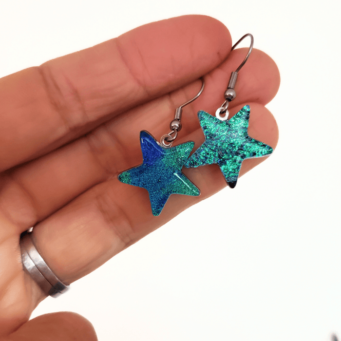 Boucles pendantes étoiles pas - pareilles bleu et vert - Bijoux Le fil d'Ariane