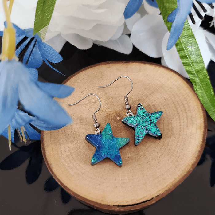 Boucles pendantes étoiles pas - pareilles bleu et vert - Bijoux Le fil d'Ariane