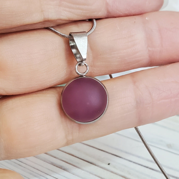 Collier cabochon prune opaque, mat ou lustré, verre fusion