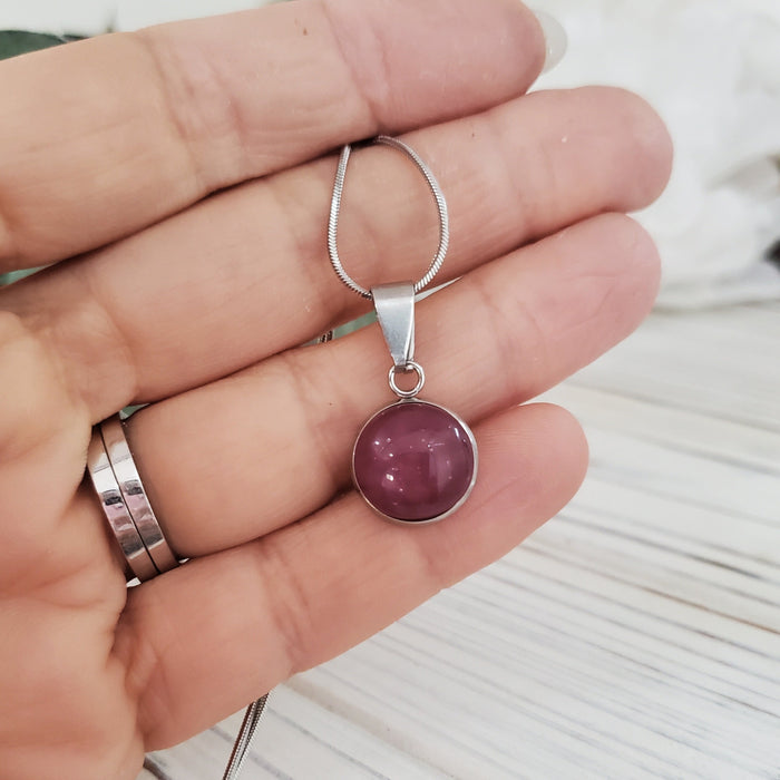 Collier cabochon prune opaque, mat ou lustré, verre fusion