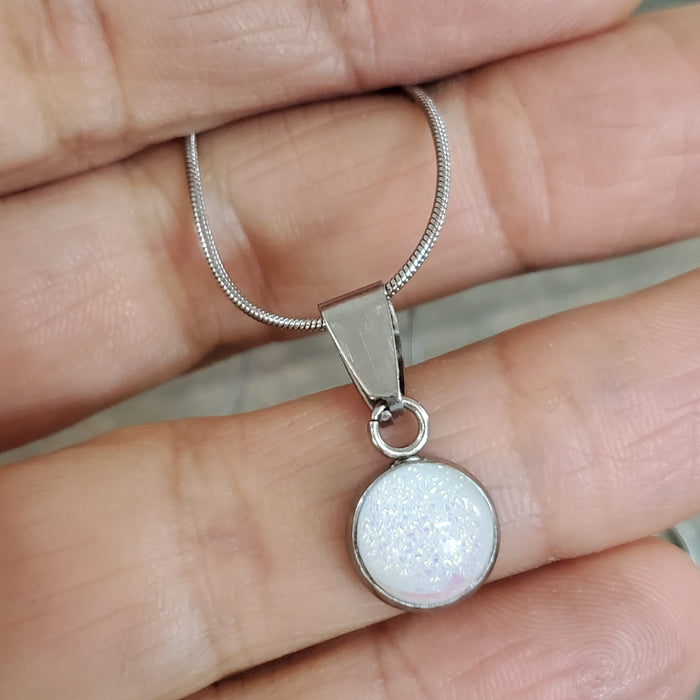 Collier cabochon, vert-doré et blanc, verre fusion - Bijoux Le fil d'Ariane