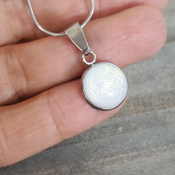 Collier cabochon, vert-doré et blanc, verre fusion - Bijoux Le fil d'Ariane