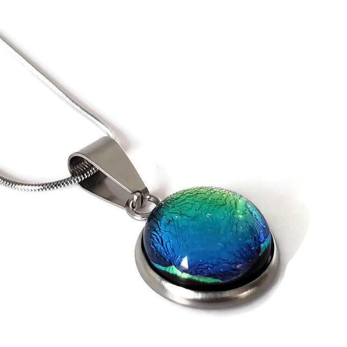 Collier cabochon, vert doré, verre fusion