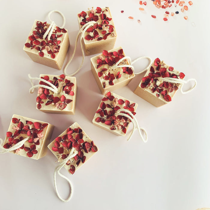 SAVON CUBE AU LAIT DE CHÈVRE & AUX HUILES ESSENTIELLES - Kimo Soaps