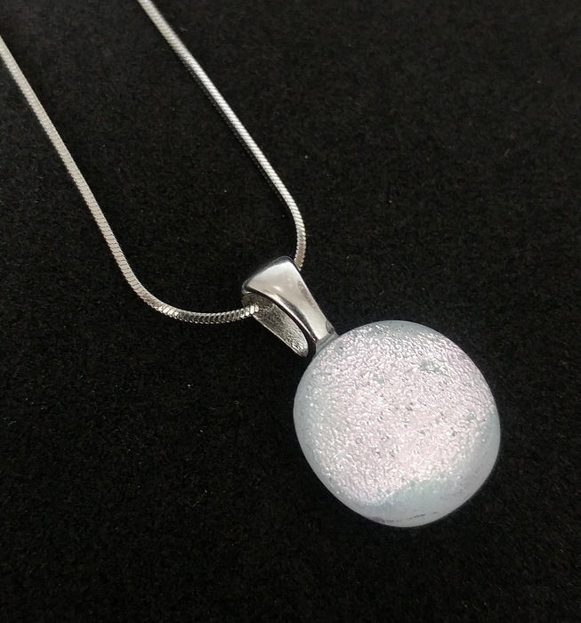 Mini pendentif, blanc et rose pâle verre fusion