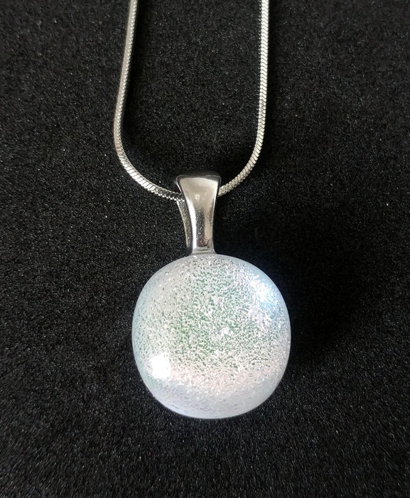 Mini pendentif, blanc et rose pâle verre fusion