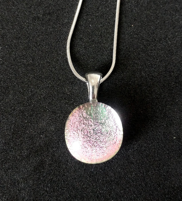 Mini pendentif, transparent et rose pâle, verre fusion