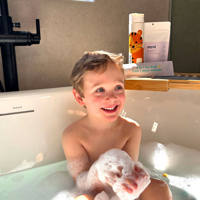 myni eco-friendly non toxic kid's bubbly bath time set with kid enjoying a foaming bubble bath