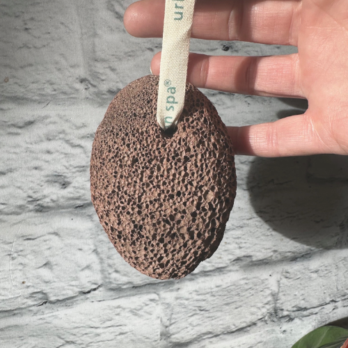 Pierre ponce naturelle tenu dans une main