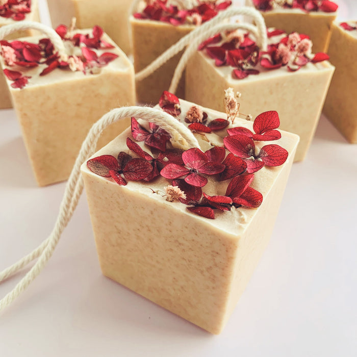 SAVON CUBE AU LAIT DE CHÈVRE & AUX HUILES ESSENTIELLES - Kimo Soaps