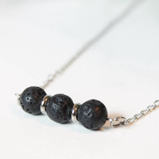 Collier minimaliste pour femmes avec pierres de lave noire et acier inoxydable