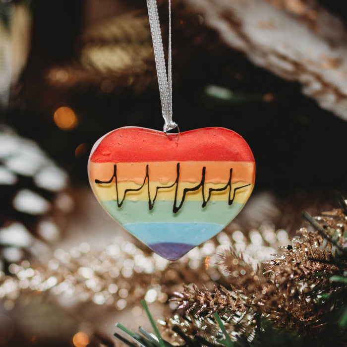 Ornement de verre fusionné personnalisable qui représente un coeur et ses battements