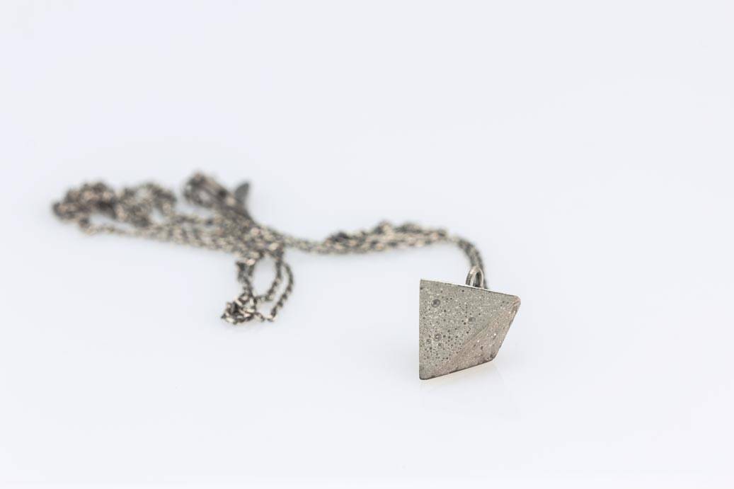 Pendentif pyramide laiton
