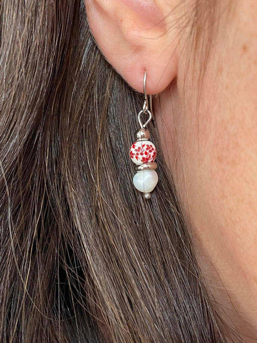 Boucles d'oreilles pendantes et délicates avec perle d'eau douce, bille de céramique avec fleurs rouges et acier inoxydable