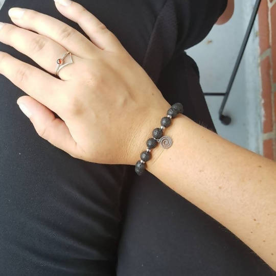 Bracelet spirale diffuseur d'huiles essentielles pour femmes et hommes en pierres de lave noire, acier inoxydable et breloque spirale