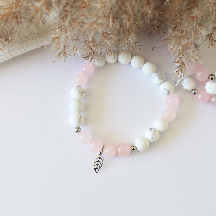 Féminité - bracelet en pierres semi-précieuses pour femmes, howlite, quartz rose et breloque feuille en acier inoxydable