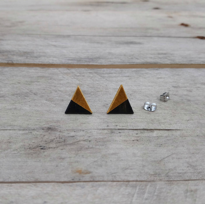 Boucles d'oreilles en bois du québec (merisier) et acier inoxydable- triangles noir et or