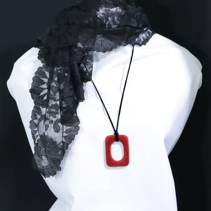 Nouveauté/long pendentif rouge clair en rectangle/ sur cordon ruban noir/ lacet suede inclus