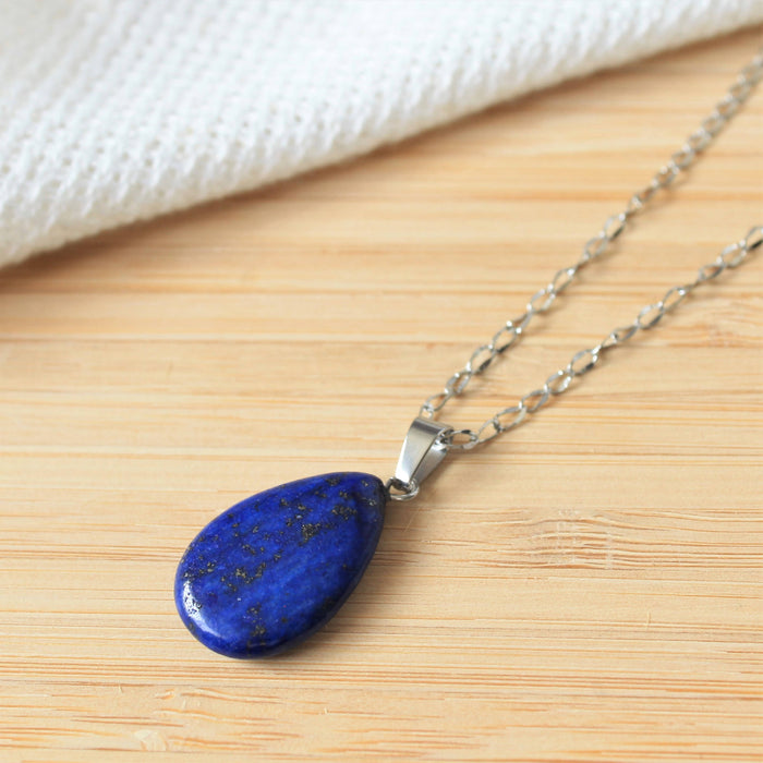 Collier en acier inoxydable avec un pendentif en pierres semi-précieuses lapis lazuli en forme de goutte