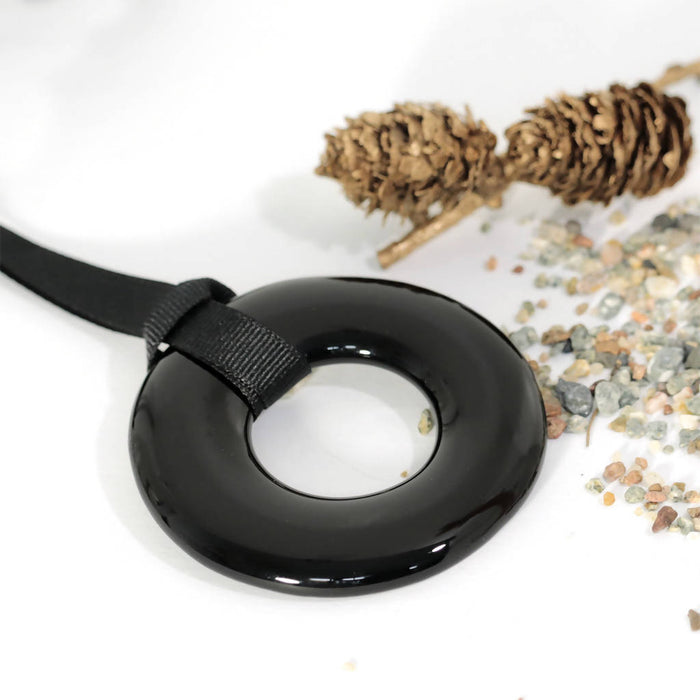 Long pendentif rond noir sur cordon ruban noir/ verre thermoformé fusion