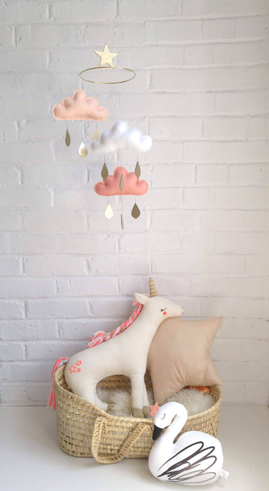 Mobile nuages et étoile "claire" : nuages peche,blanc,corail et gouttes de pluie dorées et étoile or par the butter flying