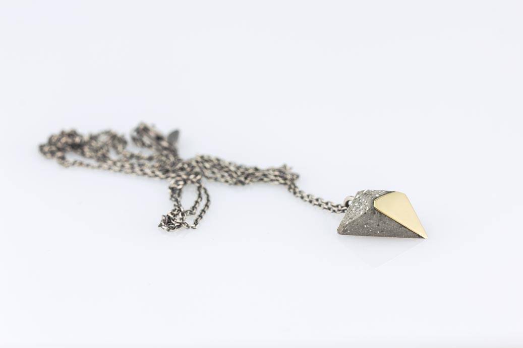 Pendentif pyramide laiton