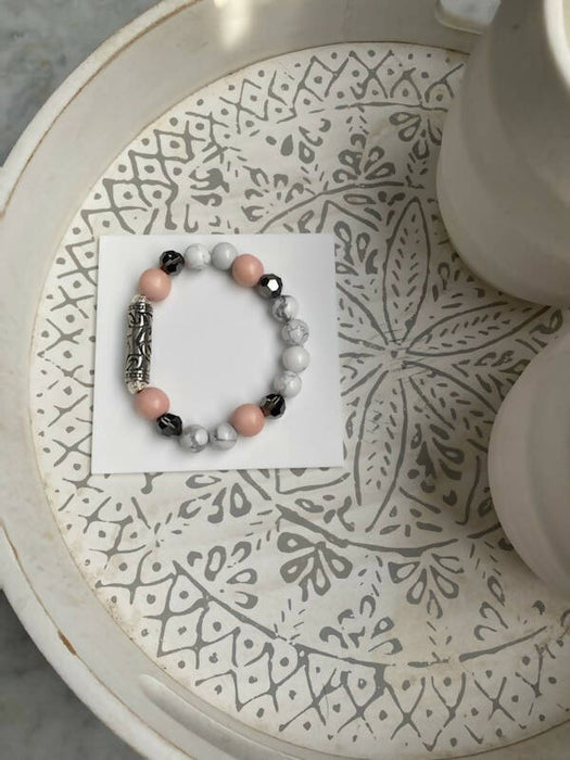 Bracelet d'howlite et de perles en bois rose