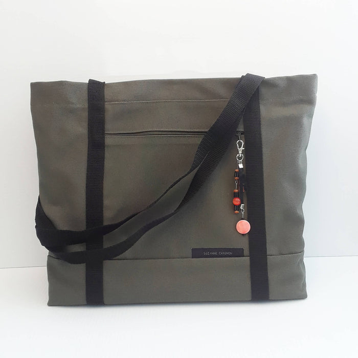 Sac fourre-tout urbain agrémenté d'un bijoux.