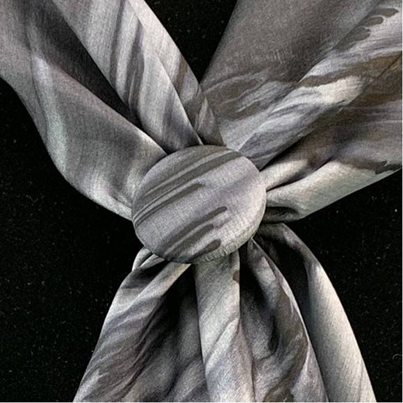 Ensemble carré de soie et clip coulé gris