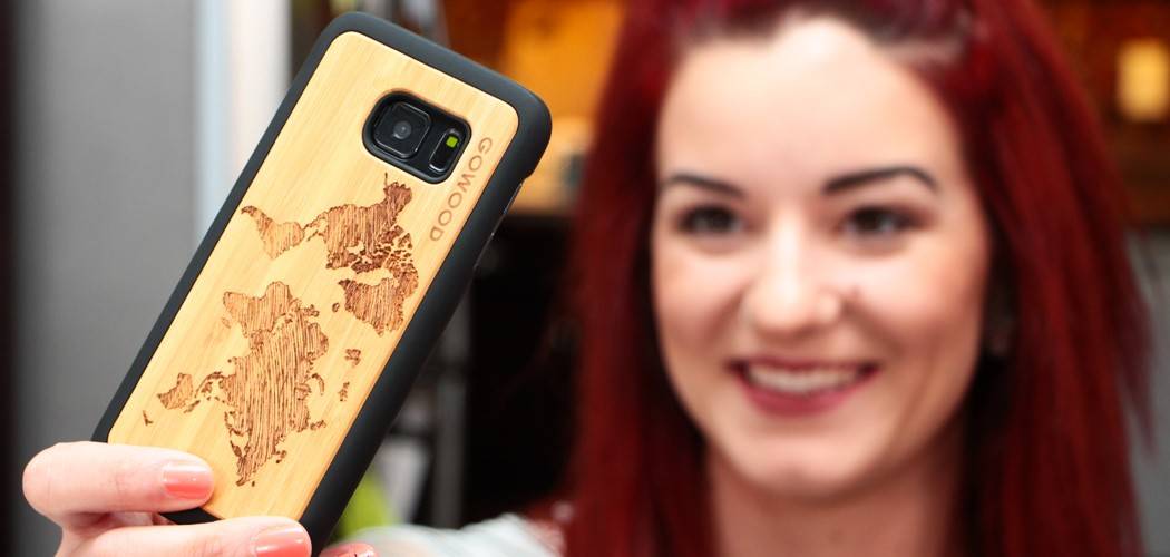 Étui samsung galaxy a8 en bois et côtés en polycarbonate - bambou avec gravure carte du monde