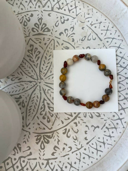 Bracelet d'agate mexicaine avec perles embossées en or