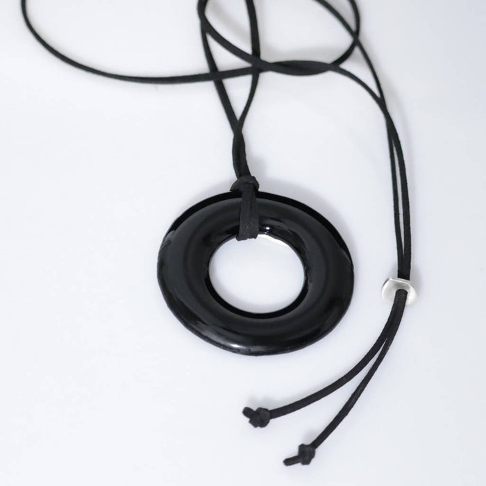 Long pendentif rond noir sur cordon ruban noir/ verre thermoformé fusion