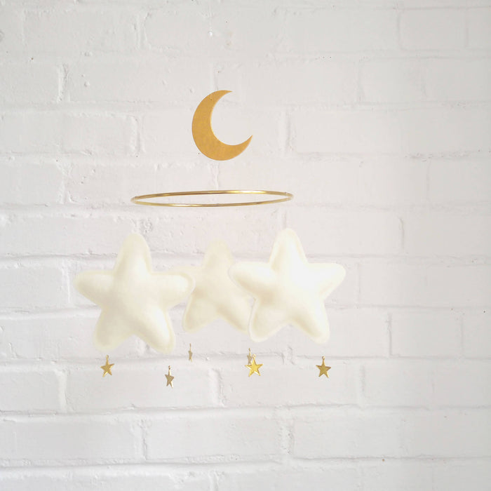 Mobile bébé "mario " etoiles en feutre et mini étoiles dorées surmonté d'une lune or par the butter flying