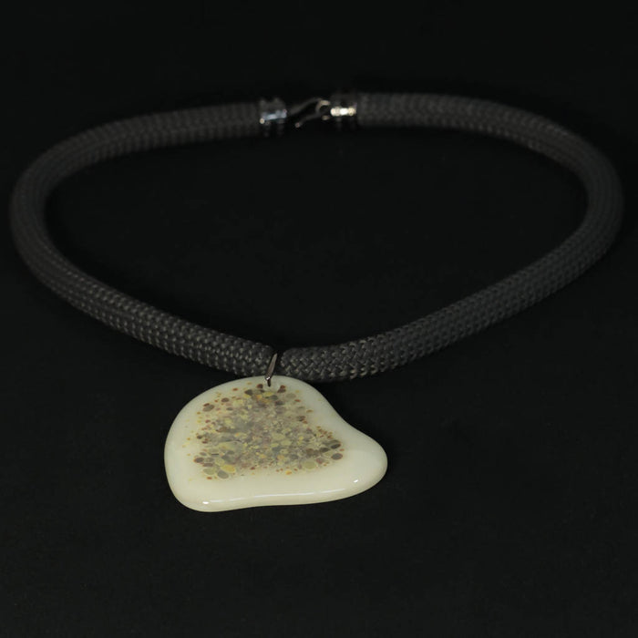 Collier court creme ivoire/collier en coeur/pendentif amour contemporain par mila