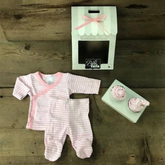 Ensemble chandail, pantalons à rayures roses, chapeau et bandana à motif de chats dormeurs