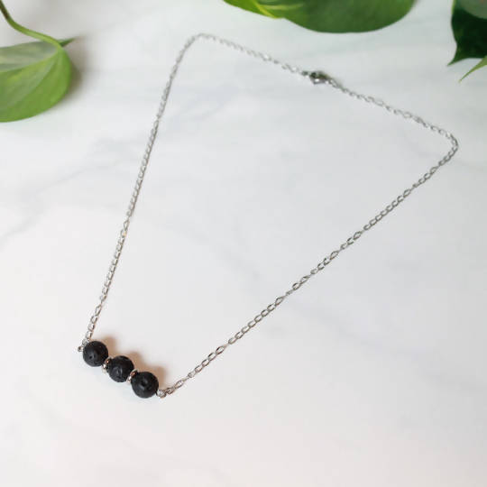 Collier minimaliste pour femmes avec pierres de lave noire et acier inoxydable