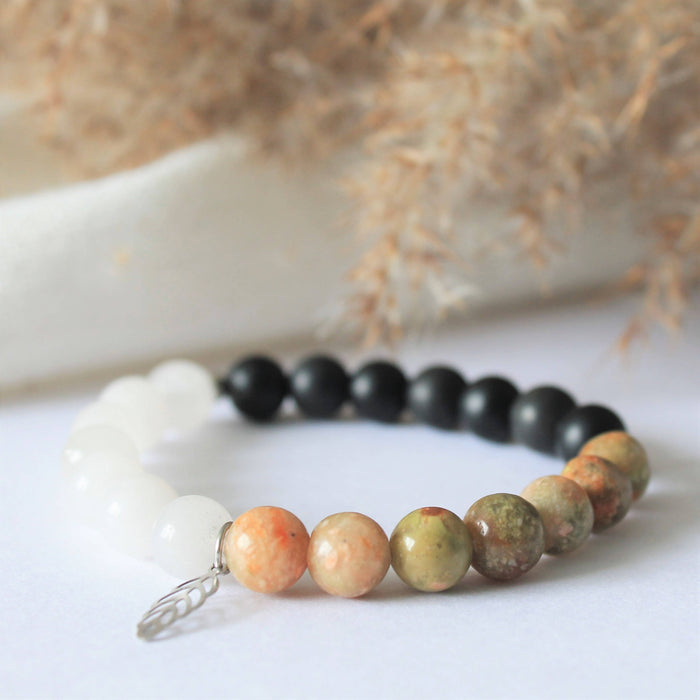 Bracelet élastique équilibre en pierres semi précieuses pour femmes : quartz blanc, onyx mat et unakite et acier inoxydable