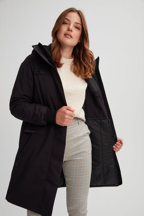 Manteau noir pour femme fabriqué au Québec. Isolant synthétique chaud. Manteau vegan isolé pour femme.