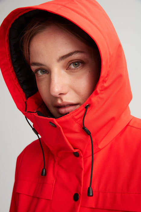 Capuchon ajustable sur manteau d'hiver rouge pour femme. Vegan et tissu respirant.