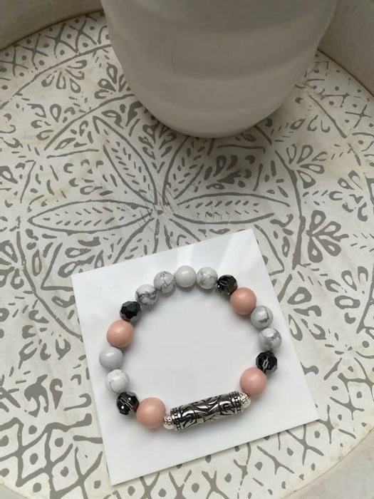 Bracelet d'howlite et de perles en bois rose