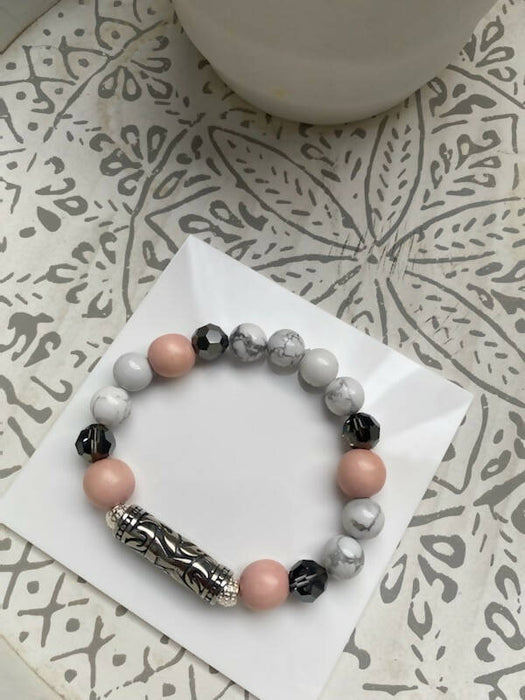 Bracelet d'howlite et de perles en bois rose