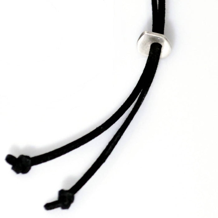 Long pendentif rond noir sur cordon ruban noir/ verre thermoformé fusion