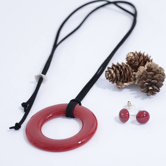 Nouveauté/long pendentif rond rouge/sur ruban noir et/ou cordon suédine ajustable