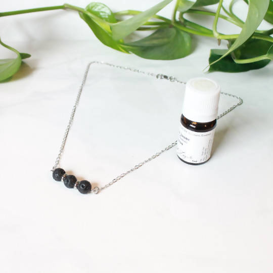 Collier minimaliste pour femmes avec pierres de lave noire et acier inoxydable
