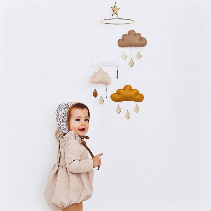 Mobile bébé ocre. mobile nuage taupe café, blanc,beige, ocre. the butter flying-chambre bébé neutre -naissance- cadeau bébé neutre.